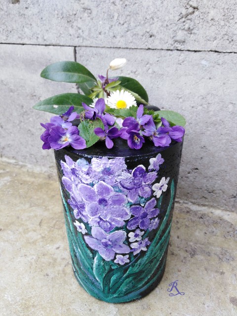 Betonová malovaná váza váza dekorace fialová květiny černá rostliny válec malovaná beton 