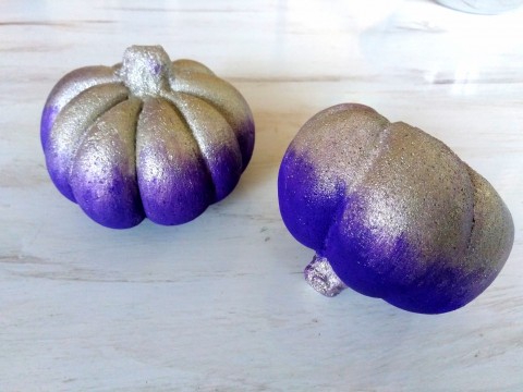 Dvě dýně z betonu fialovo-platinové dekorace podzim dýně fialová dušičky třpytivé platinová halloween 