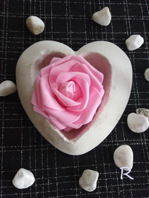 Srdce z betonu, květináč ve slevě srdce dekorace dárek srdíčko květináč dárkové beton zenová zahrada 