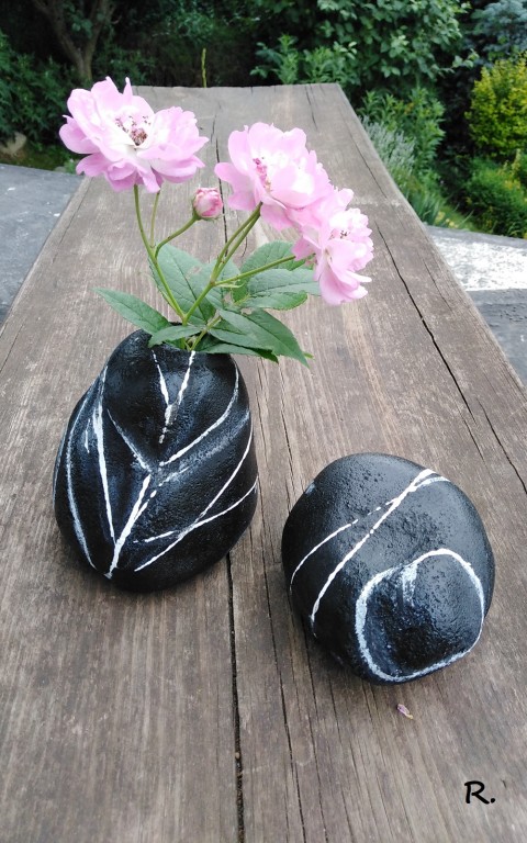 Sada, imitace černých valounů květináč zahrada černý imitace valoun beton kamene zenová 