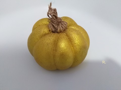 Zlatá dýně na ozdobu podzimu dekorace podzim dýně zlatá třpytky zahradní dušičky halloween beton 