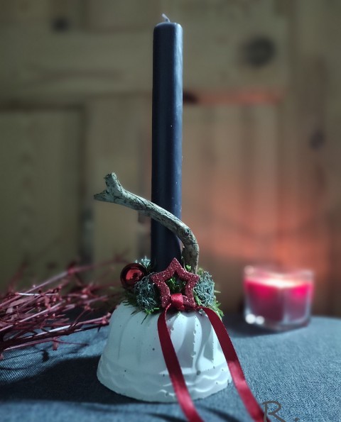 Vánoční aranžmá vánoce svícen svíčka bílá černá beton hvězda. červená 