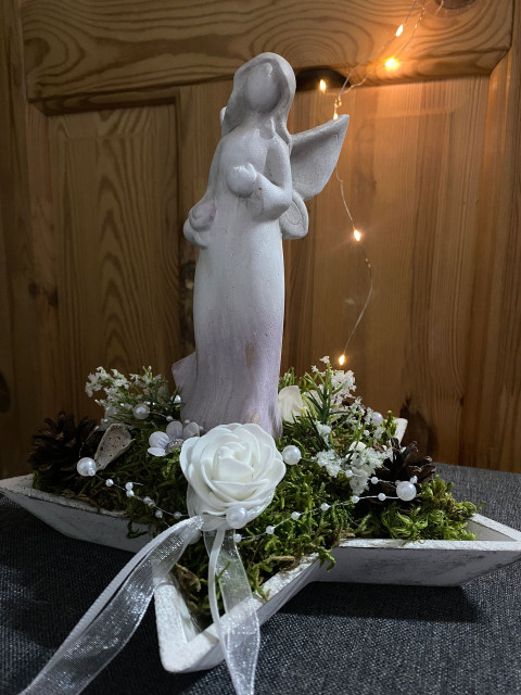 Vánoční aranžmá s andělem dřevo dekorace vánoce elegantní vánoční zelené růže hvězda bílé anděl keramický mech aranžmá duchovní sušené 