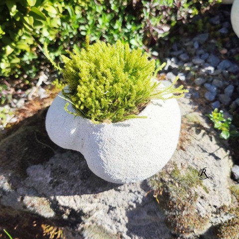 Betonový valoun, květináč květináč rostliny zahrada bílý imitace valoun beton kamene zenová 