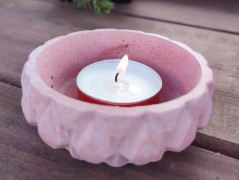 Terakoto-růžový svícen z betonu