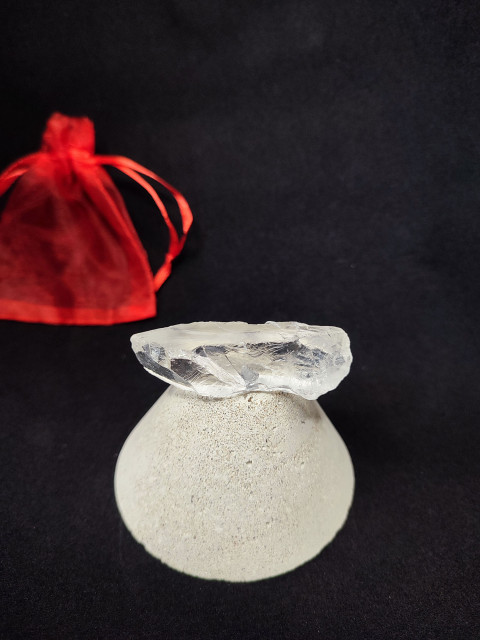 Křišťál, kámen energie kámen talisman červený minerál ochrana průhledný organzový dárkový pytlíček projasnění mysli 