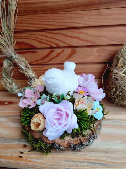 Jarní dekorace s ptáčkem dřevěný dekorace ptáček barevné jarní květiny veselé velikonoce bílý velikonoční odřez 