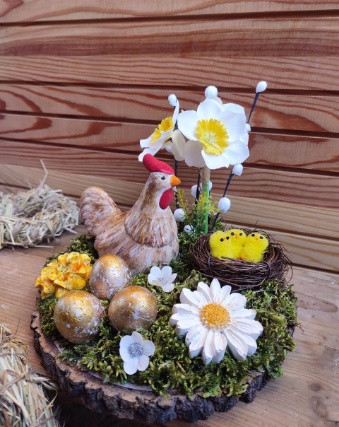 Velikonoční dekorace se slepičkou dřevo dekorace jarní květiny přírodní velikonoce mech vajíčka aranžmá slepička narcisky 