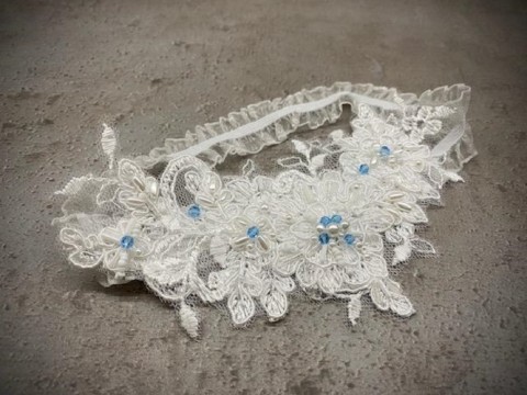 Svatební podvazek - krajkový bílý ručně originální moderní elegantní modré šitý swarovski perličky preciosa perly svatební jemný romantický vyšívaný světle modrá na přání vílí na míru krémový pro nevěstu podvazek 