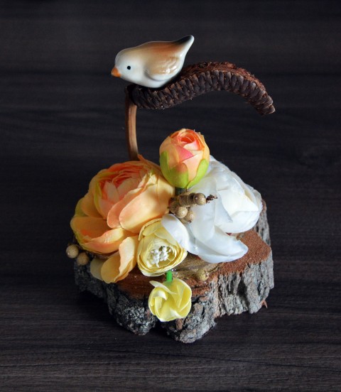 originální aranžmá s ptáčkem dekorace originální dárek ptáček jarní keramický unisex celoroční aranžmá na dřevě s ptáčkem hnědooranžový 