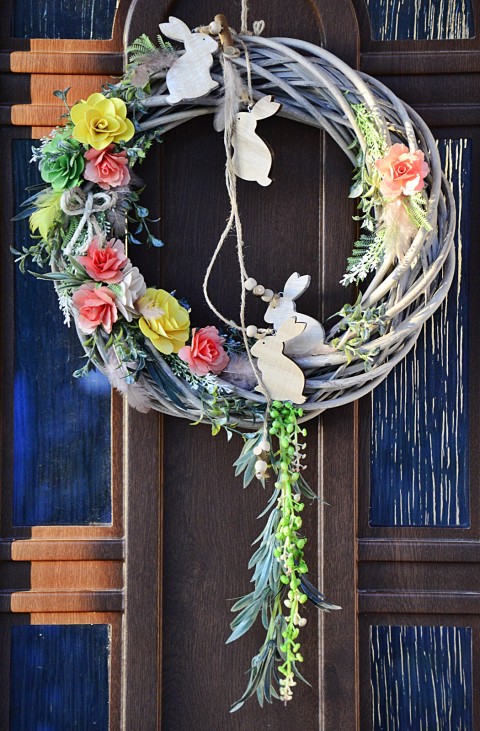 zajíci v zahradě.. domov dřevěné dekorace originální jarní věnec zajíc růžičky žluté na dveře zajíčci šedožlutá 