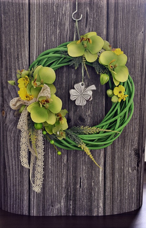hodně štěstí.. originální zelený věneček keramický čtyřlístek orchideje na dveře do bytu exteriér zelenkavé celeoroční 