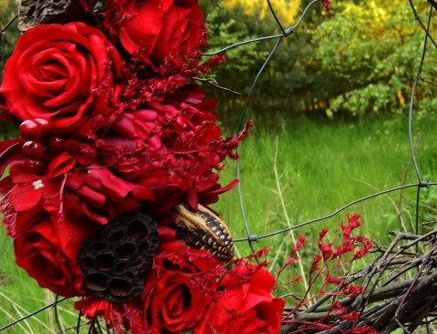 vášnivý.. dekorace originální červené růže věnec červený proutěný vášnivý svídový břízový 