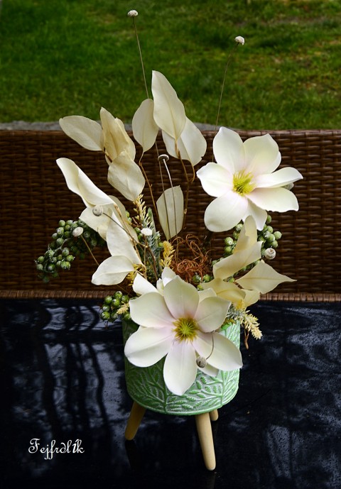 magnolie s eukalyptem .. dekorace originální dárek zelený květináč zelenobílá magnolie celoroční trojnožka 