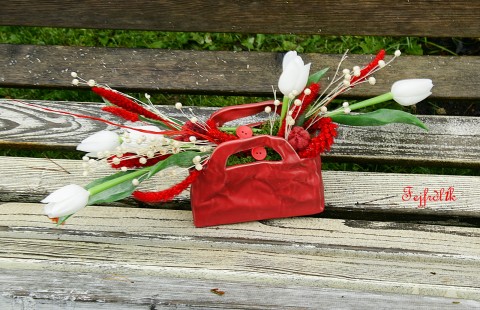 co to neseš v kabelce ;-).. kabelka červená dekorace originální jarní bílé keramická tulipány aranžmá 