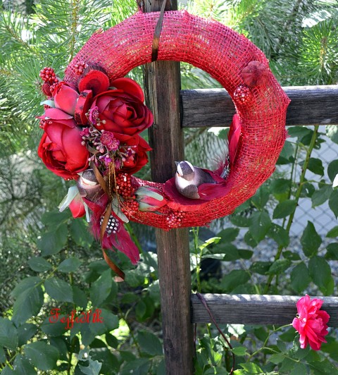 čas růží a malin.. dekorace originální červené růže věneček červený malinový na dveře do bytu 