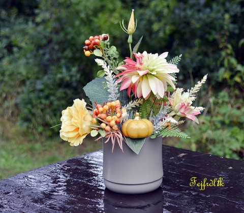 podzimní květník s keramickou dýní. domov dekorace květináč podzimní hořčicová žlutooranžová jiřina dýnička šedohnědý 
