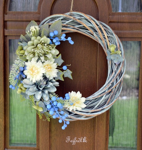 věnec s jiřinami a chryzantémami.. modrá podzim věnec borůvky proutěný na dveře do bytu chryzantémy modrohnědý jiřiny hnědomodrý 