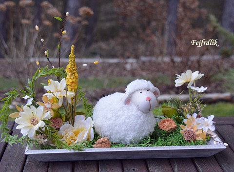 Jaroslava :) dekorace velká jarní ovečka bílá veselé jaro meruňková aranžmá buclatá na tácu originlní aranž 