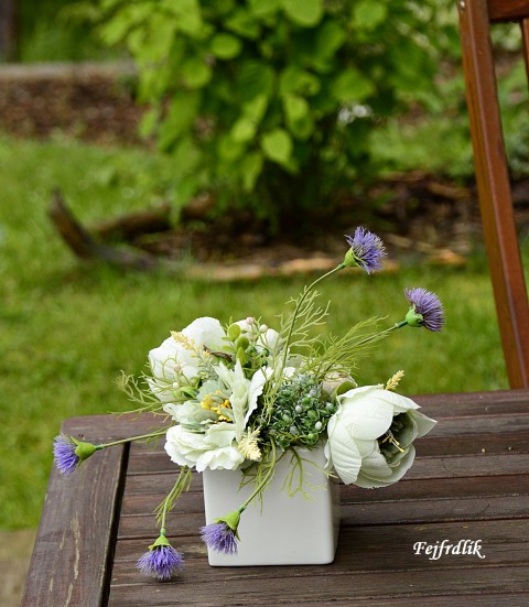 v koutku zahrady.. domov dekorace dárek fialová bílá lesk kostka zelenobílá aranžmá chrpa trvanlivá v kostce 
