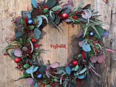 adventní svícen v eukalyptovém háji