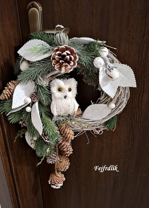 zimní věneček ,,soví okénko,, domov dekorace bílá věneček soví bílozelený jehličí věnec na dveře se sovou trvanlivý zimní věnec 
