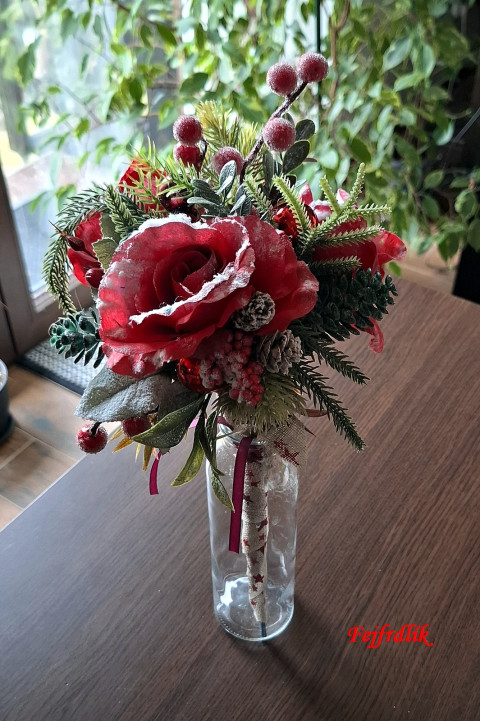vánoční kytička ,,zasněžené růže,, červená originální dárek červené vánoce aranžmá do bytu do vázy červené růže zasněžené vázaná kytička vánoční kytice 