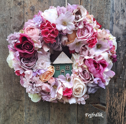 domek v zahradě plné květin.. růže domeček barevný trvanlivý velký věnec květinový věnec dekorace na dveře kamélie celoroční věnec 
