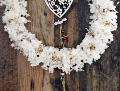 červené srdce s exotickou orchidejí