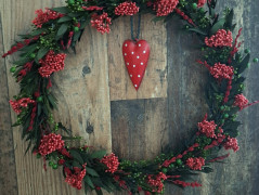 červené srdce s exotickou orchidejí