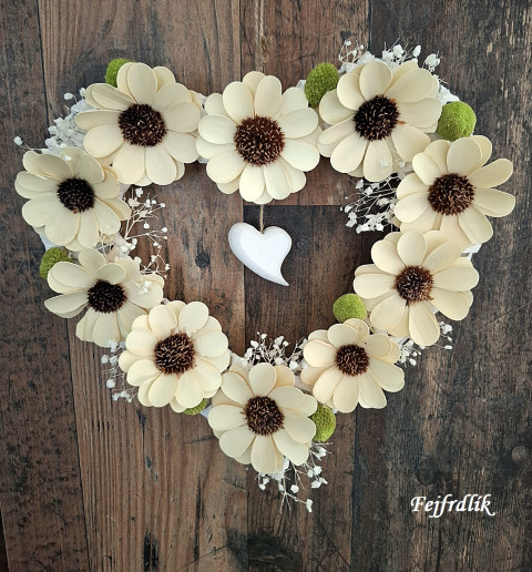 přírodní květinové srdce.. domov srdce dekorace originální dárek přírodní celoroční aranžmá na zeď do bytu sušinové interiérová dekorace proutěné srdce bílé. krémová 