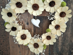 červené srdce s exotickou orchidejí