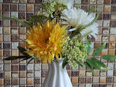 červené srdce s exotickou orchidejí