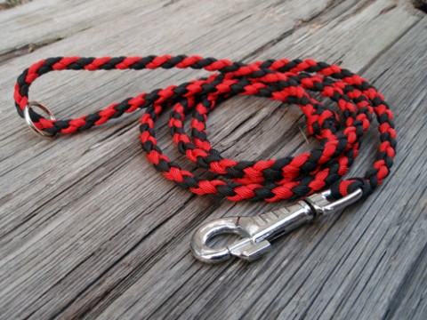 Vodítko pro psa PARACORD - č.-červ. pes pejsek vodítko mazlíček paracord dog vodítko pro psa pletené vodítko pro psa 