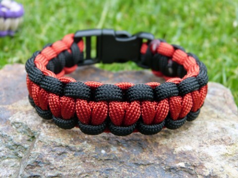 Náramek PARACORD červ-černý náramek pletený paracord turistika survival outdoor tramping padávkovka 