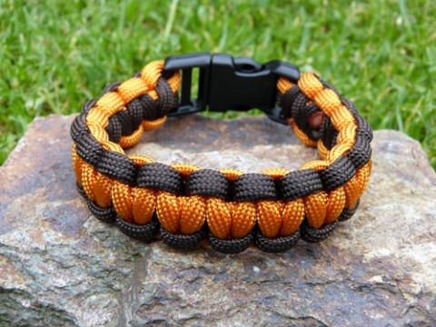 Náramek PARACORD oranž-hnedý náramek pletený paracord turistika survival outdoor tramping padávkovka 