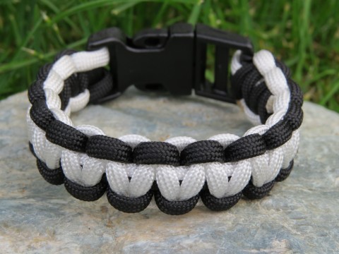 Náramek PARACORD bílo-černý náramek pletený paracord turistika survival outdoor tramping padávkovka 