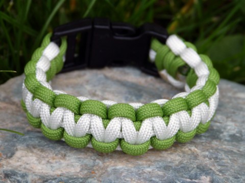 Náramek PARACORD bílo-zelený náramek pletený paracord turistika survival outdoor tramping padávkovka 