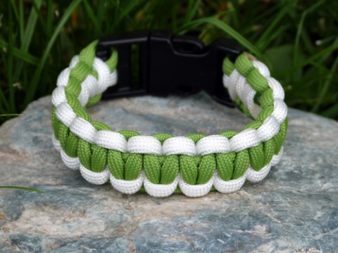 Náramek PARACORD zeleno-bílý náramek pletený paracord turistika survival outdoor tramping padávkovka 