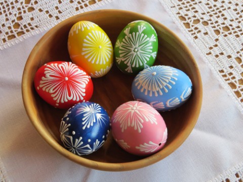 Velikonoční kraslice - barevné velikonoce voskované vajíčka kraslice vajíčko skořápka svátky velikonoční kraslice výdutek vyfouklé vajíčko 