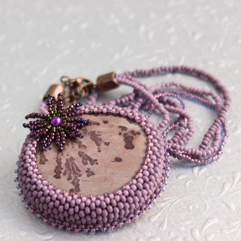 Náhrdelník Porfirio náhrdelník přívěsek šperky kámen porcelanit fialová růžová květ kytička šité minerál beadweaving vínová obšívaný jemný vyšívané kabošon duhová korálkový iris porfirio 
