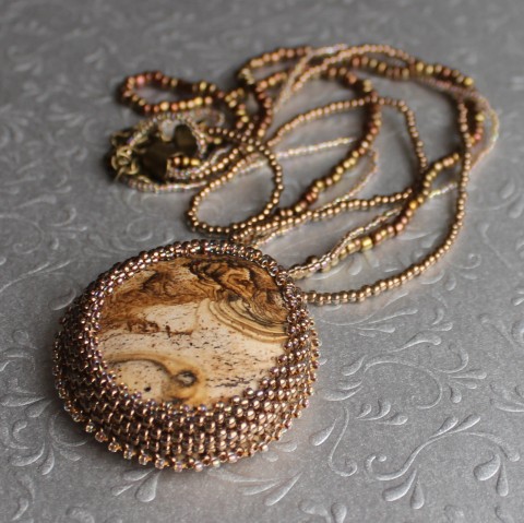 Náhrdelník Rytis hnědý náhrdelník přívěsek kámen přírodní vintage šitý minerál jaspis chalcedon zlatý bronzový korálkový béžový starobylý zem necklace rytis 