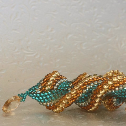 Náhrdelník Críspulo náhrdelník šité swarovski beadweaving trojúhelník tyrkysový medový topaz kroucený zlaty críspulo 