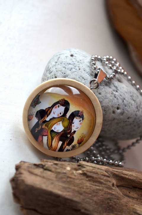 Tři sestry ve dřevě.... šperk náhrdelník originální přívěšek veselý rodina pozitivní sestry 