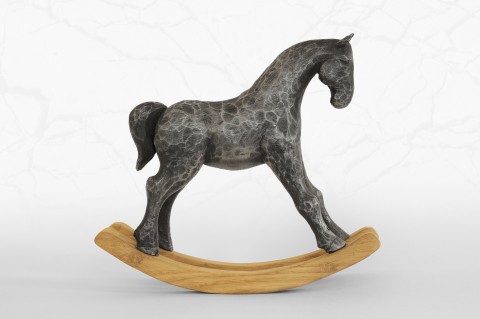 Houpací koník  - cínová socha zvíře dekorace kov originální kůň koník plastika socha kovová kovový sochy koňský koně malá houpací cínový umění malý do bytu do interiéru cínová z cínu plastiky zvířete z kovu 