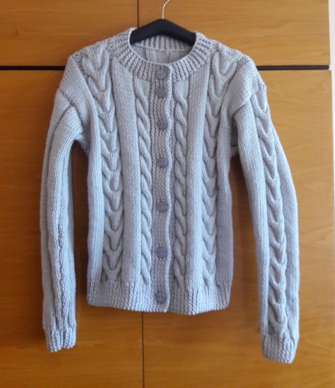 Pletený svetr - sv. šedý svetr ručně pletený kardigan propínací svetr 