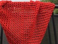 Háčkovaný maxi šátek Červené vlnky