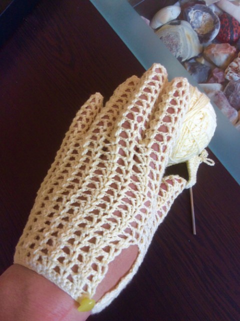 Vanilkově žluté rukavičky háčkovaný extravagantní veselý hand-made bohémský 