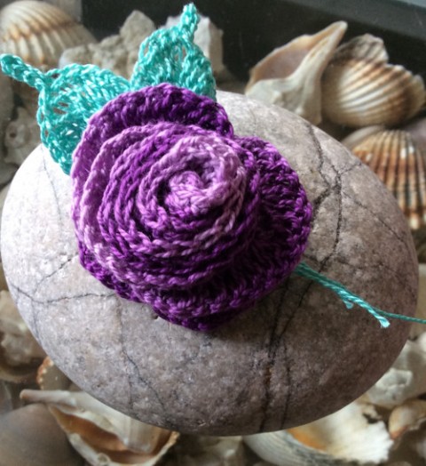 Růžička s lístečky brož spona růže recyklovaný hand-made 