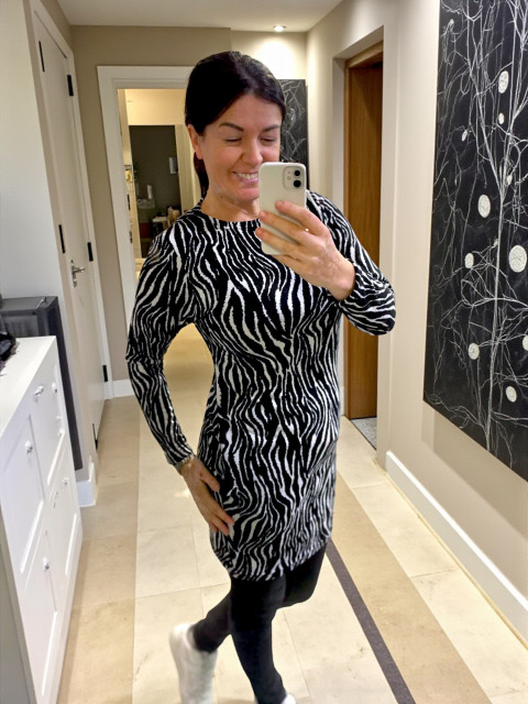 Dámské svetrové šaty zebra 